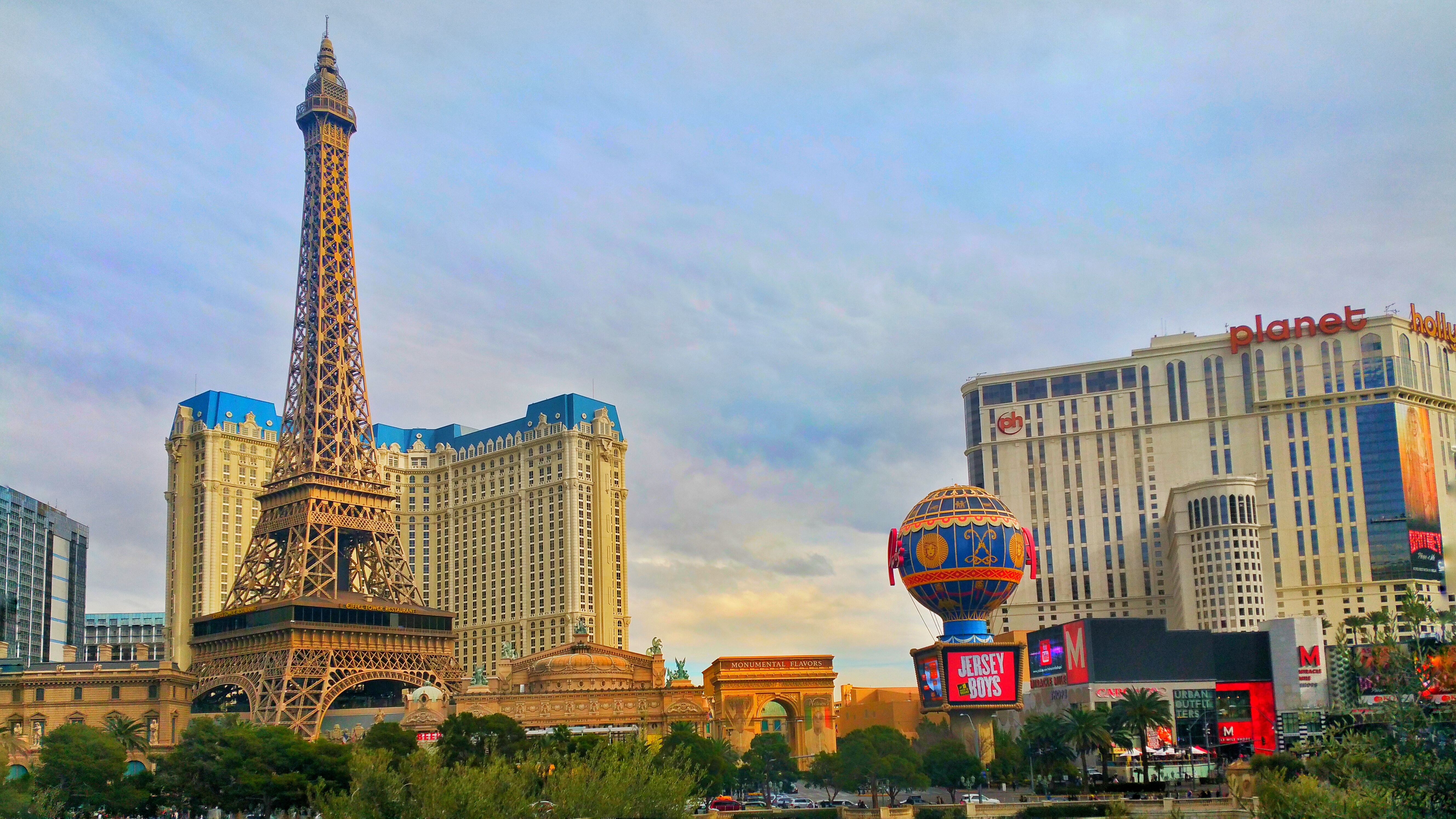 Hotels In Vegas: Should You Stay On The Strip or Not?